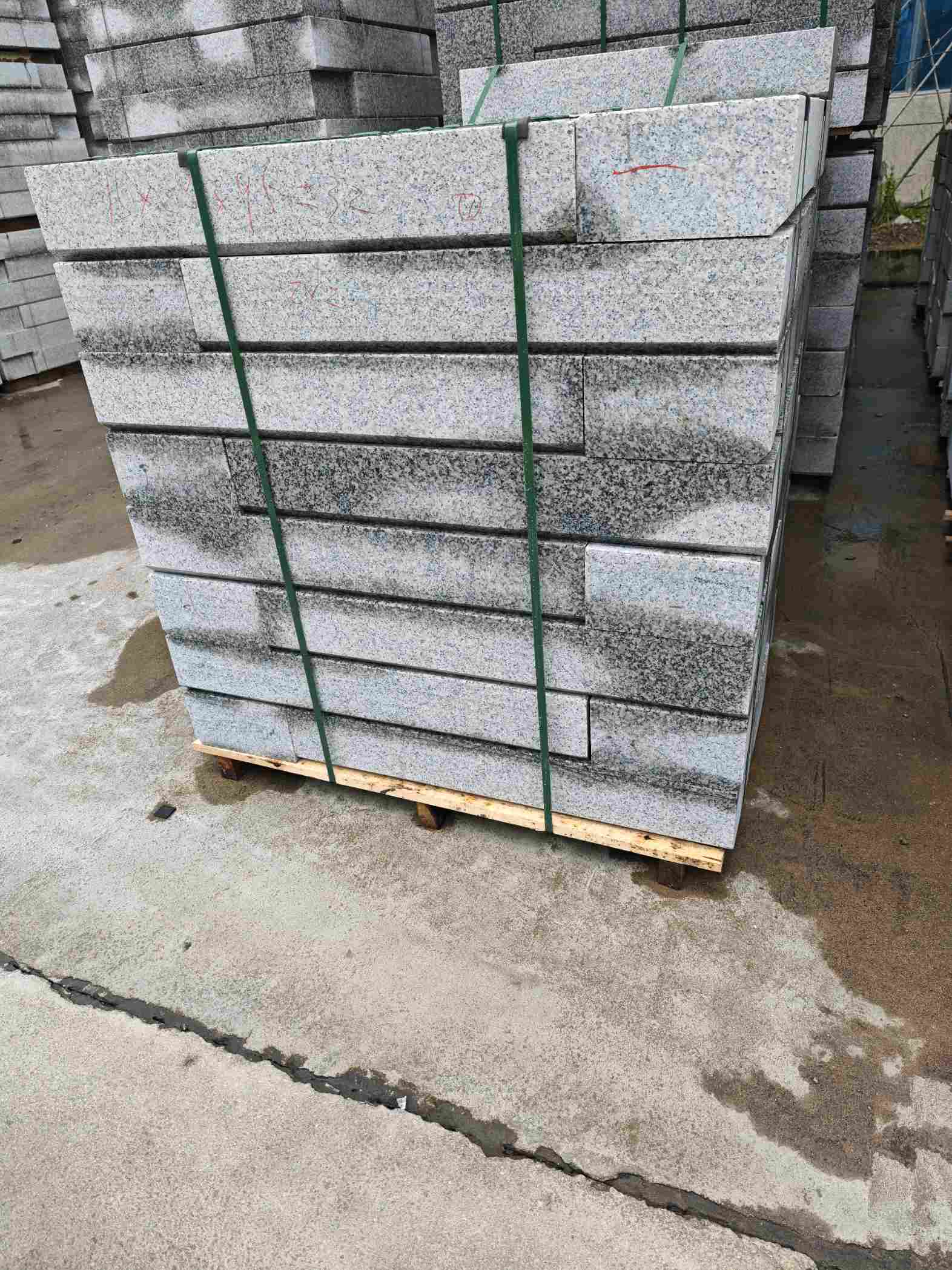 辽阳芙蓉白路牙石，马路牙子