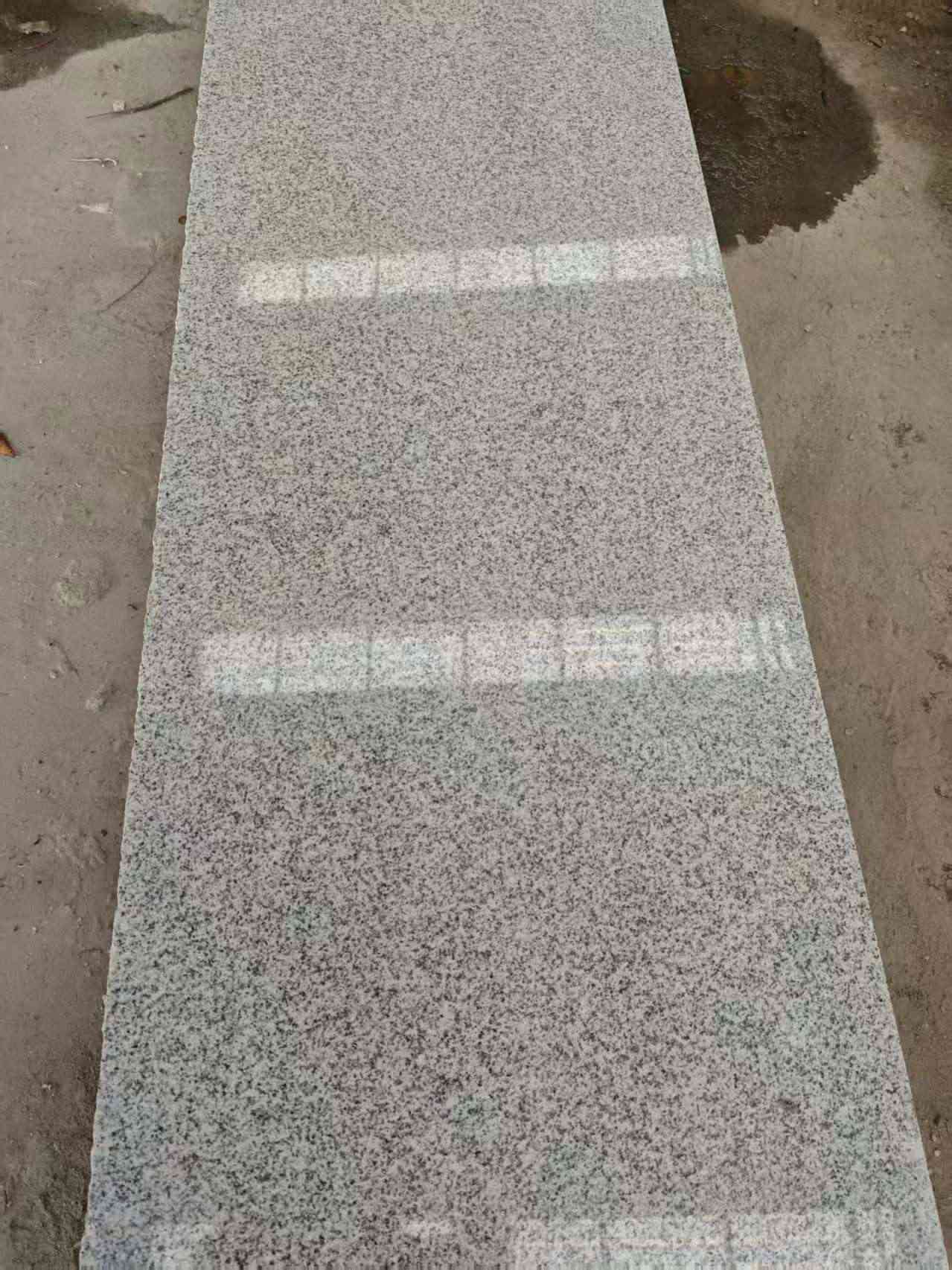 辽阳芝麻白光面毛板